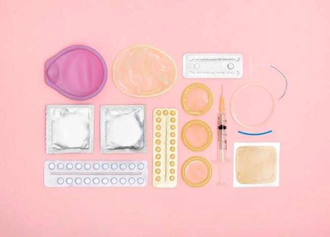 Diferentes métodos contraceptivos dispostos lado a lado